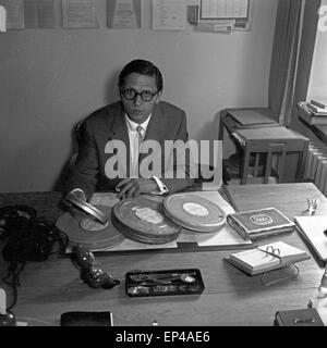 Fernsehjournalist Rüdiger Proske, 1950er Jahre Deutschland. TV-Journalist Rüdiger Proske, Deutschland der 1950er Jahre. Stockfoto