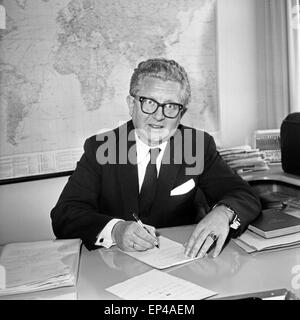 Fernsehjournalist Rüdiger Proske, 1950er Jahre Deutschland. TV-Journalist Rüdiger Proske, Deutschland der 1950er Jahre. Stockfoto