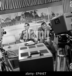 Fernsehjournalist Bei Einer Sendung Im Regionalfernsehen des NDR, Deutschland 1950er Jahre. TV-Journalist bei einer Nachrichten-Show in eine erneute Stockfoto