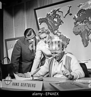 Fernsehjournalist Bei Einer Sendung Im Regionalfernsehen des NDR, Deutschland 1950er Jahre. TV-Journalist bei einer Nachrichten-Show in eine erneute Stockfoto