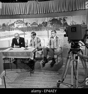 Fernsehjournalist Bei Einer Sendung Im Regionalfernsehen des NDR, Deutschland 1950er Jahre. TV-Journalist bei einer Nachrichten-Show in eine erneute Stockfoto