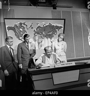 Fernsehjournalist Bei Einer Sendung Im Regionalfernsehen des NDR, Deutschland 1950er Jahre. TV-Journalist bei einer Nachrichten-Show in eine erneute Stockfoto