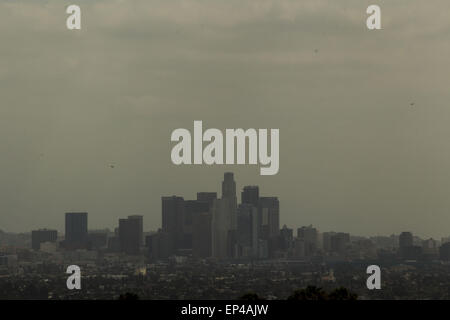 13. Mai 2015 - Los Angeles, Kalifornien, USA - dunkel und bedrohlich Gewitterwolken Webstuhl über Downtown Los Angeles Mittwoch, 13. Mai 2015. Ein ungewöhnlich kalter Sturm erwartet wütenden Wind steuerte auf die Southland heute mit Regen erwartet Anfang Donnerstagnachmittag und möglicherweise dauert bis Freitag Nacht. Der Sturm, die ihren in den Golf von Alaska Ursprung, Niederschläge in Nordkalifornien so früh wie heute Abend auslösen kann, sagte National Weather Service Meteorologen. (Kredit-Bild: © Ringo Chiu/ZUMA Draht) Stockfoto