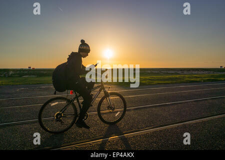 Blackpool, UK. 13. Mai 2015. UK Wetter: Einen schönen sonnigen Ausklang des Tages in Blackpool, mit Feder befinden sich jetzt in vollem Gange Radfahrer heraus in Kraft entlang der Strandpromenade genießen die letzten Sonnenstrahlen Credit: Gary Telford/Alamy live-Nachrichten Stockfoto