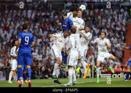 13. Mai 2015 - Madrid, Spanien - CRISTIANO RONALDO von Real Madrid CF springt für den Ball während der UEFA Champions League Halbfinale Rückspiel match zwischen Real Madrid CF und Juventus Turin im Santiago Bernabeu Stadion in Madrid, Spanien. (Kredit-Bild: © James Gasperotti/ZUMA Draht) Stockfoto