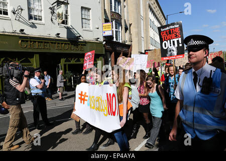 Bristol, UK. 13. Mai 2015. Polizei begleiten den Marsch Credit: Rob Hawkins/Alamy Live News Stockfoto