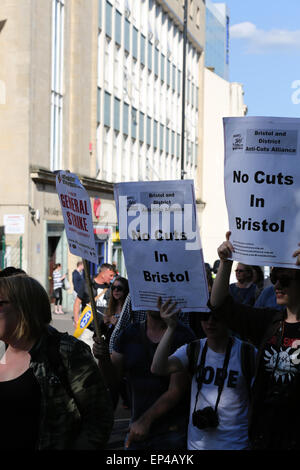 Bristol, UK. 13. Mai 2015. Keine Kürzungen Banner Credit: Rob Hawkins/Alamy Live News Stockfoto