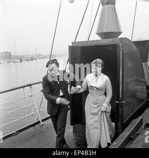 Beim Außendreh im Hafen Hamburg Zum Fernsehfilm "Zwei Brüder" Deutschland 1950er Jahre. Am Set von deutschen TV-Film "Zwei Bru Stockfoto