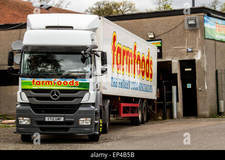 Farmfoods artikuliert LKW Produkte zu liefern, um ihre kleinen Farmfoods Retail Store Weg MacAlpine in Dundee, Großbritannien Stockfoto