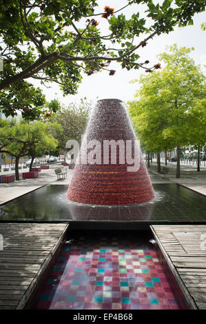 Wasser-Vulkan in der Ocean Avenue (Alameda Dos Oceanos) im Park der Nationen (Parque Das Nações), Lissabon, Portugal. Stockfoto