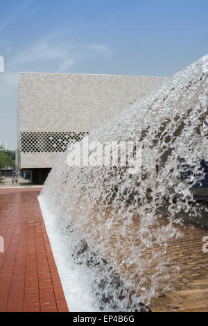 Wasserfall von den Jardins D'Água (Wassergärten) im Parque Das Nações (Park der Nationen). Lissabon, Portugal. Stockfoto