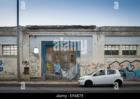 Graffiti auf einer alten Holztür in Lissabon Portugal Stockfoto