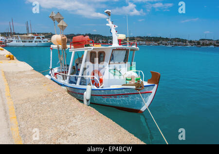 Porto Cheli Portocheli Hafen Hafen, Griechenland, mit kleinen Boot, blauer Himmel, blaues Meer Stockfoto