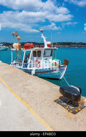 Porto Cheli Portocheli Hafen Hafen, Griechenland, mit kleinen ankern Thunfisch Fischerboot, blauer Himmel, blaues Meer Stockfoto