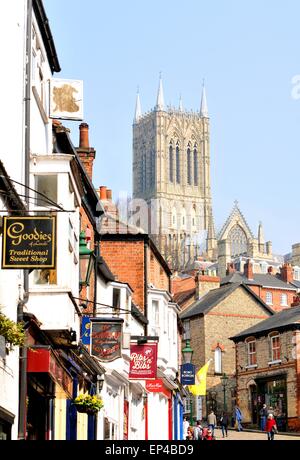 Lincoln, UK - 9. April 2015: Touristen fahren Sie in Richtung der Kathedrale von Lincoln, bedeutenden Sehenswürdigkeiten der Stadt und die drittgrößte Kathedrale der UK Stockfoto