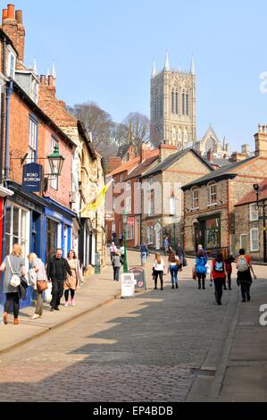 Lincoln, UK - 9. April 2015: Touristen fahren Sie in Richtung der Kathedrale von Lincoln, bedeutenden Sehenswürdigkeiten der Stadt und die drittgrößte Kathedrale der UK Stockfoto