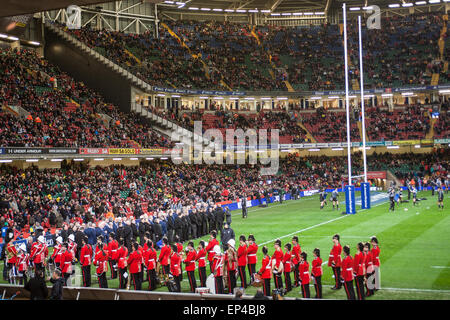 Regimental Band of The Royal Welsh Fans und Morriston Orpheus Männerchor vor Beginn des Rugby-Spiels, Wales V Ne Stockfoto