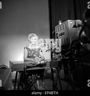 Fernsehansagerin Angelika Feldmann im Studio des NDR in Hamburg, Deutschland 1950er Jahre. Deutsche TV-Moderatorin Angelika Feld Stockfoto