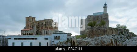 Gotische Kirche Santa Maria, Schloss Leuchtturm im Hafen von Castro Urdiales, Kantabrien, Spanien Stockfoto