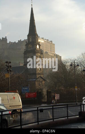 Ein Blick auf die St. Johanneskirche mit Edinburgh Castle hinter. Stockfoto