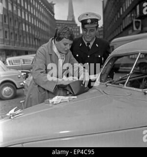 Eine Junge Frau ist in der Innenstadt von Hamburg in Eine Allgemeine Verkehrskontrolle Geraten, 1950er Jahre Deutschland. Ein youn Stockfoto