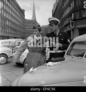 Eine Junge Frau ist in der Innenstadt von Hamburg in Eine Allgemeine Verkehrskontrolle Geraten, 1950er Jahre Deutschland. Ein youn Stockfoto