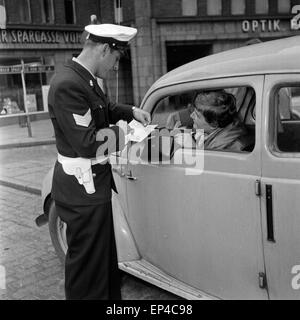 Eine Junge Frau ist in der Innenstadt von Hamburg in Eine Allgemeine Verkehrskontrolle Geraten, 1950er Jahre Deutschland. Ein youn Stockfoto