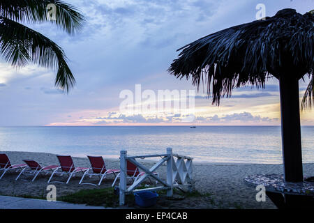 Der Blick vom Cottages By the Sea Resort am westlichen Ende der St. Croix, Amerikanische Jungferninseln bei Sonnenuntergang. Stockfoto