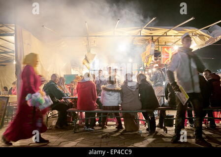 Straße Restaurant am Djemaa el Fna Platz bei Nacht, Marrakech Medina, Marokko, Afrika Stockfoto