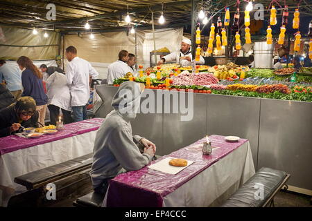 Straße Restaurant am Djemaa el Fna-Markt in der Nacht im Herzen von Marrakesch. Marokko Stockfoto