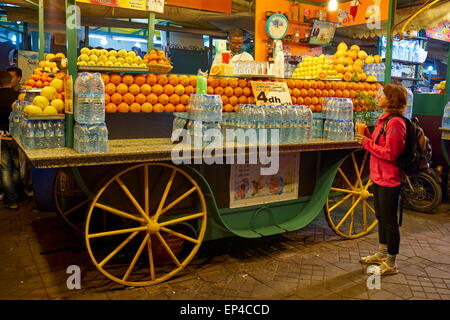 Orangensaft-Verkäufer im nächtlichen Basar und Essen Stände an die Jamaa el Fna Marrakesch Medina. Marokko Stockfoto
