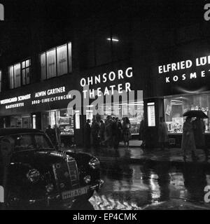 Das Ohnsorg Theater Im Bieberhaus am Heidi-Kabel-Platz in Hamburg bin Abend, 1950er Jahre Deutschland. Ohnsorg-Theater in der Bie Stockfoto