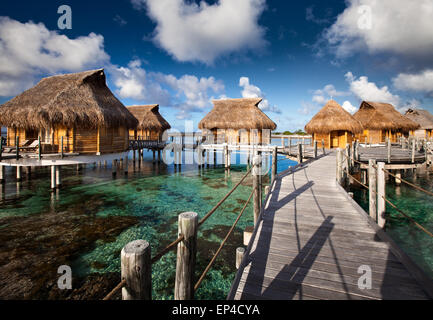 Typische polynesische Landschaft - Häuschen auf dem Wasser. Stockfoto