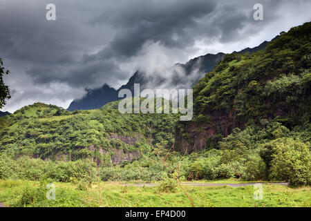 Tahiti. Polynesien. Wolken über einer Berglandschaft Stockfoto