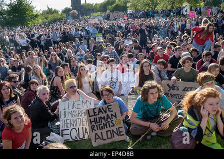 Bristol, UK, 13. Mai 2015. Demonstranten Teilnahme in No, schneidet Demonstration tragen Plakate und anti-Regierung Zeichen wie sie reden im Schlosspark zu hören. Stockfoto