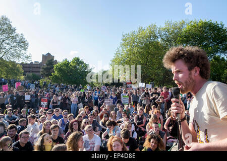 Bristol, UK, 13. Mai 2015. Demonstranten Teilnahme in No, schneidet Demonstration tragen Plakate und anti-Regierung Zeichen wie sie reden im Schlosspark zu hören. Stockfoto