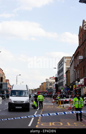 13. Mai 2015, London, UK. Eine Traffic-Kollision führte zu einer älteren Frau ins Krankenhaus gehetzt aufgefordert eine dreistündige Schließung der Camden High Street entfernt. Stockfoto