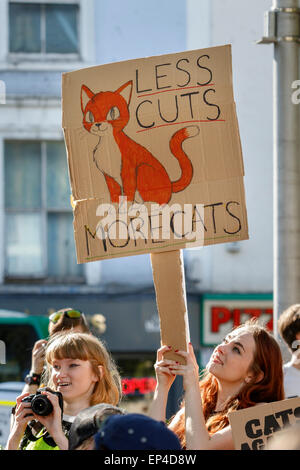 Bristol, UK, 13. Mai 2015. Ein Demonstrant hält gegen Sparpolitik Plakat während der Nein zu Kürzungen Protestmarsch in Bristol. Stockfoto