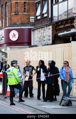 13. Mai 2015, London, UK. Ein Polizist im Gespräch mit Schaulustigen. Eine Traffic-Kollision führte zu einer älteren Frau ins Krankenhaus gehetzt aufgefordert eine dreistündige Schließung der Camden High Street entfernt. Stockfoto