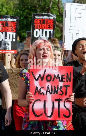 Bristol, UK, 13. Mai 2015. Ein Demonstrant hält gegen Sparpolitik Plakat während der Nein zu Kürzungen Protestmarsch in Bristol. Stockfoto