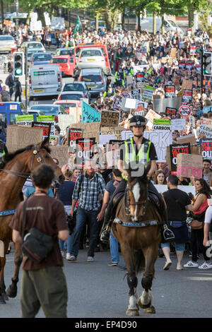 Bristol, UK, 13. Mai 2015. Demonstranten, die Teilnahme an der Demonstration nicht zu Kürzungen machen ihren Weg entlang der Park Street, Bristol. Stockfoto