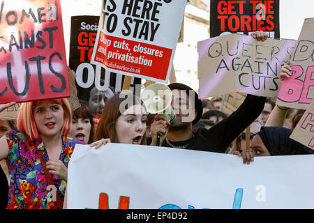 Bristol, UK, 13. Mai 2015. Demonstranten Teilnahme an Nein, schneidet Demonstration tragen Plakate und anti-Regierung Zeichen, wie sie ihren Weg entlang der Park Street, Bristol. Stockfoto