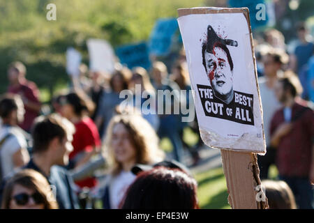 Bristol, UK, 13. Mai 2015. Demonstranten Teilnahme in No, schneidet Demonstration tragen Plakate und anti-Regierung Zeichen wie sie reden im Schlosspark zu hören. Stockfoto