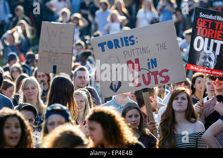 Bristol, UK, 13. Mai 2015. Demonstranten Teilnahme in No, schneidet Demonstration tragen Plakate und anti-Regierung Zeichen wie sie reden im Schlosspark zu hören. Stockfoto