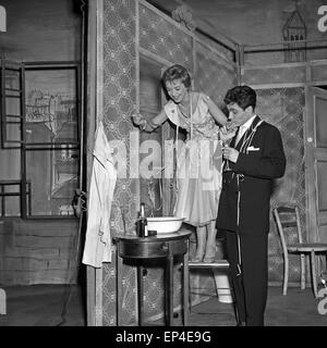 Der österreichischen Fictitious character Herta Staal feiert Silvester, Deutschland 1950er Jahre. Österreichische Schauspielerin Herta Staal in New y Stockfoto