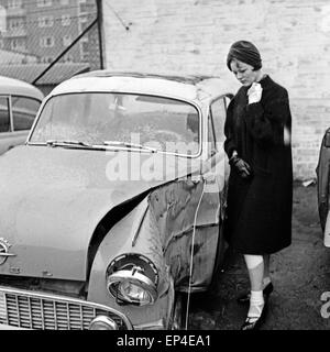 Die deutsche Schlagersängerin und Plant Rica Deus nach einem Unfall mit ihrem Opel, Deutschland 1950er Jahre. Deutsche sc Stockfoto