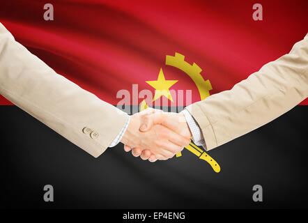 Geschäftsleute Händeschütteln mit Flagge auf Hintergrund - Angola Stockfoto