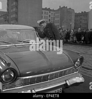 Straßenszene Im Ford Taunus in der Folge "Treffpunkt Bahnhof Zoo" aus der NDR-Krimiserie "Stahlnetz", 1950er Jahre Deutschland, Stockfoto