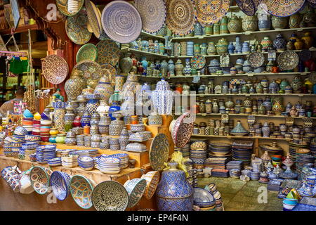 Fez, Souk in Medina, Hand Malerei Keramik Produkte. Marokko Stockfoto
