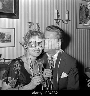 Wis Heinz Reincke und Erni Mangold in Feierlaune, Deutschland 1960er Jahre. Schauspieler Heinz Reincke und Erni Mangold h Stockfoto